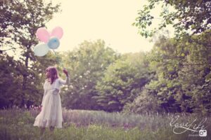 fillette ballons forêt