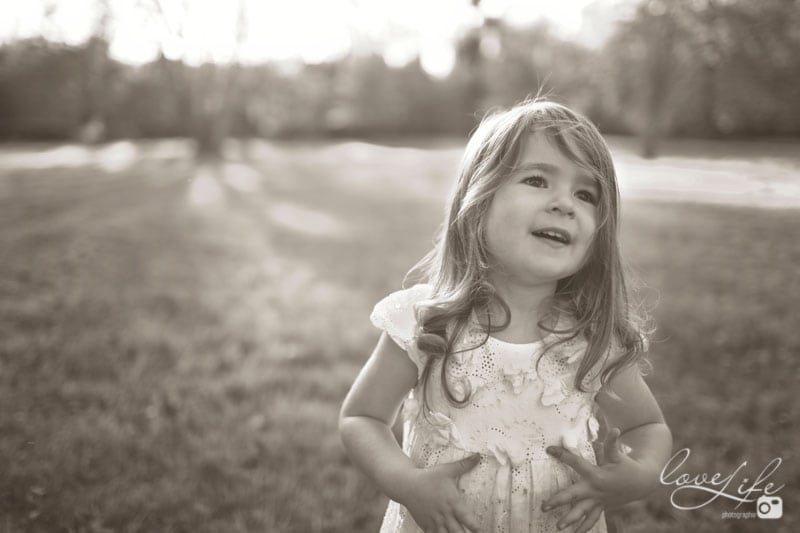 PhotographeFamilleExtérieurVersailles©LovelifePhotographie2015-13 portrait noir en blanc fillette