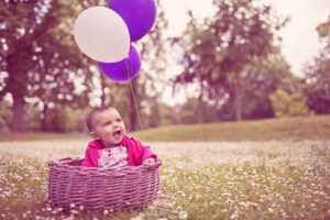 photo bébé panier ballons