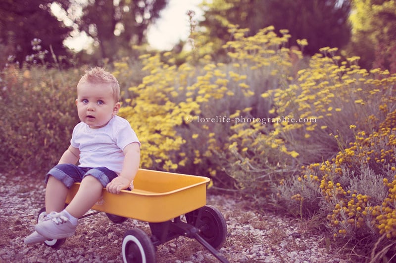 bebe assis dans chariot jaune