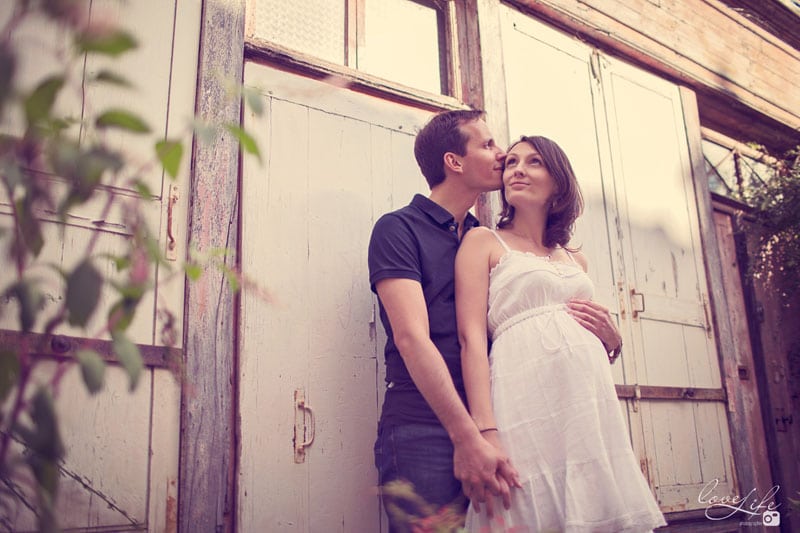 photo future maman en couple extérieur