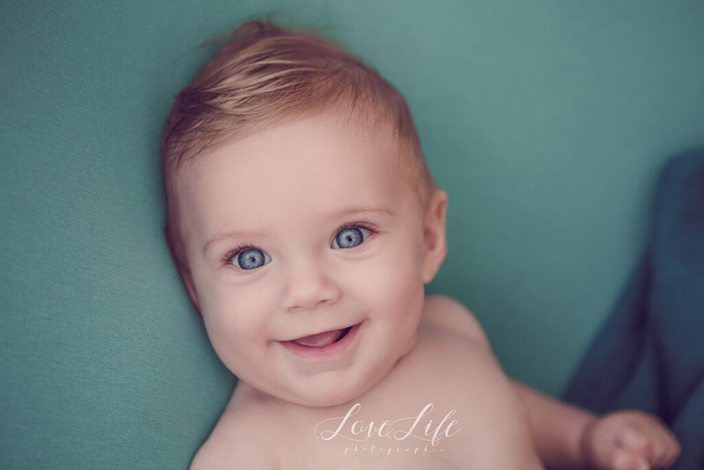 portrait de bebe aux yeux bleus