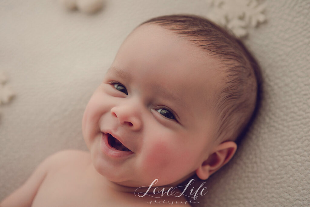 Photographe professionnelle naissance hauts de seine - bebe souriant de 3 mois