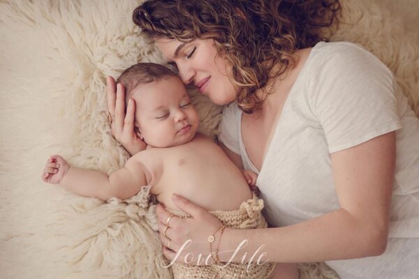 Photographe naissance yvelines - bebe 2 mois calin maman