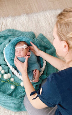 photographe naissance avec un nouveau ne au travail