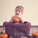 adorable Shooting photo bebe Hauts-de-Seine bebe dans un panier en bois citrouilles automne