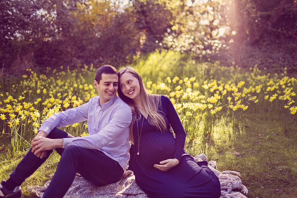 shooting grossesse en couple au printemps