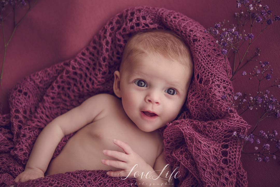 bebe nouveau ne eveille qui sourit