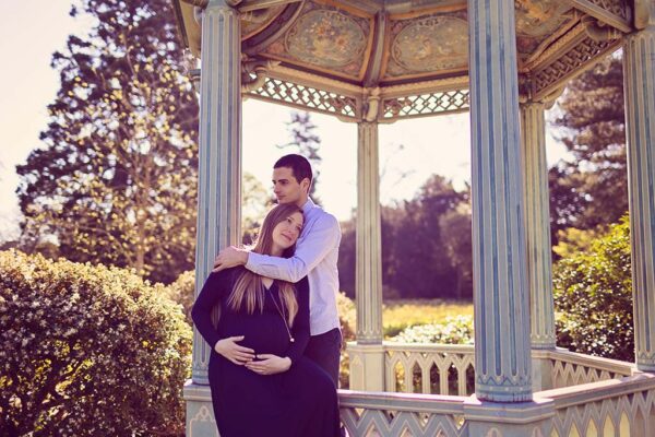 photo maternite en couple dans un décor fleuri