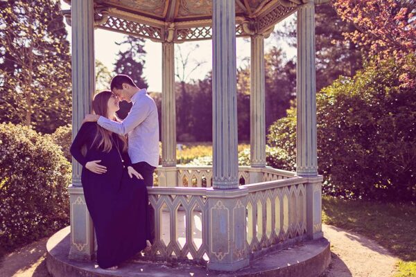 couple complice lors d’un shooting grossesse printanier