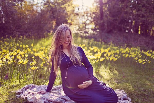 seance photo grossesse douce et naturelle en exterieur