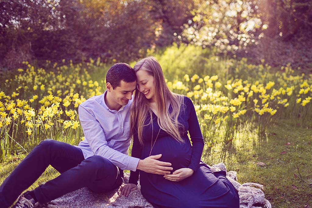 shooting grossesse romantique en couple au printemps