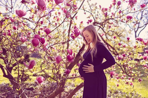 seance grossesse en exterieur avec fleurs au printemps