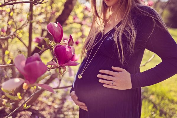 photo grossesse naturelle au printemps dans le 92