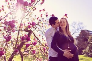 future maman lors d’un shooting grossesse exterieur printanier