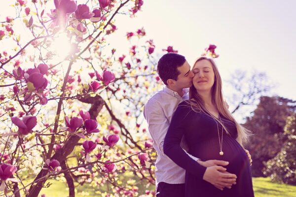 future maman lors d’un shooting grossesse exterieur printanier