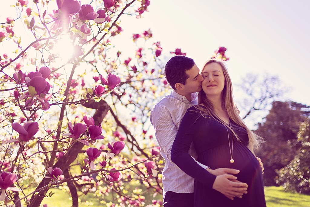 future maman lors d’un shooting grossesse exterieur printanier