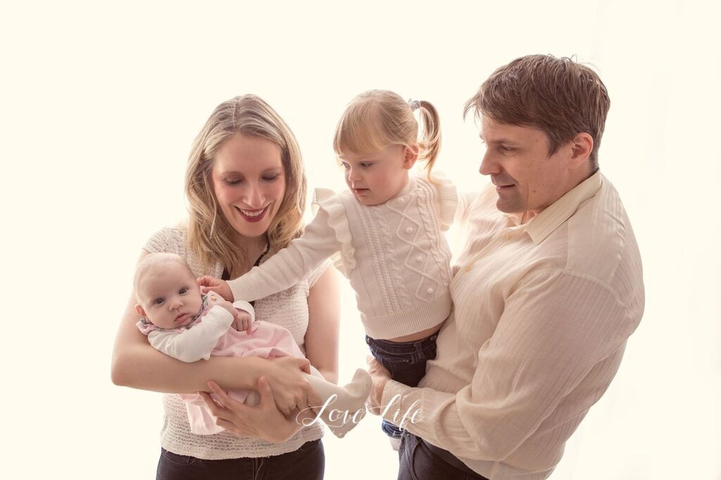 séance photo famille avec bébé de 2 mois
